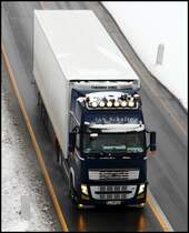 Ein NewFH: Volvo FH 500 von R&N SCHULTE aus Haselhne brummt im  Holland-Style  durch das Sauerland in Richtung Sden. (19.12.2010)