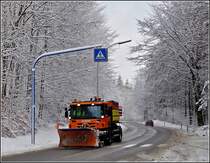 Auch im Norden von Luxemburg liegt Schnee, sodass die Rumdienste stndig im Einsatz sind. Hier ein Lkw der Marke Scania mit einem Schneepflug und Salzstreuanlage auf dem Kipper. Aufgenommen beim Schumannseck am 18.12.2010. 