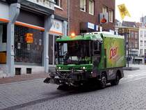 Straenreinigungsfahrzeug  Ravo-540  verrichtet in Nijmegen seine Arbeit ;100829