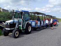 Traktor-Bummelzug lsst Fahrgste im Freizeitpark Neelte-Jans zusteigen;100901