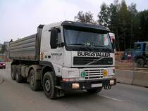 VOLVO FM12-420 transportiert Erdaushubmaterial von der Krankenhausbaustelle Ried ab;101015