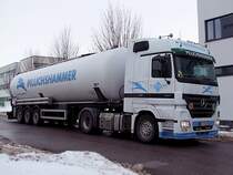 ACTROS-1844 wartet auf die Beladung von Trockenmilchpulver in Ried;101220