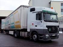 ACTROS-1844 samt Auflieger werden zur Beladung von Trockenmilchpulver in Ried vorbereitet;101220