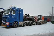 Mercedes Actros 4100 Schwerlastsattelzug auf der Autorastplatz  Lehrter See , am 19.12.2010.