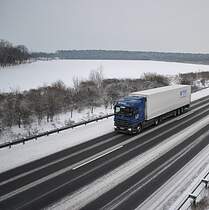 Mercedes Actros auf der A2 bei Lehrte, am 19.12.2010.