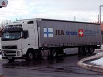 VOLVO_FH-440 mit Globetrotter-Fahrerkabine verlsst das Gelnde eines Baustoffhndlers in Ried;101220