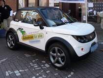 Tazzari ZERO, ausgestellt in St. Tnis zur Autoausstellung am 3.10.2010. Elektromobil fr 2 Personen in Alu-Kunststoff-Leichtbauweise, nur 543 kg mit Batterie. Hchstgeschwindigkeit 100 km/h, Reichweite max. 140 km, Preis ca. 24.000 Euro.