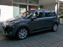 Citroen C3 Picasso, eine Variante des C3, in der Fugngerzone von St. Tnis, Autoausstellung am 3.10.2010