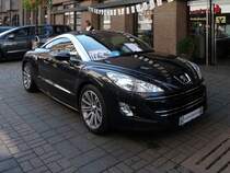 Peugeot RCZ Coupe, produziert von Magna Steyr in sterreich, in der Fugngerzone von St. Tnis, Autoausstellung am 3.10.2010