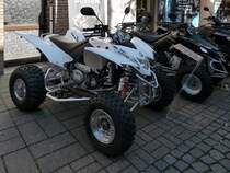 Ein paar Quads in der Fugngerzone von St. Tnis, Autoausstellung am 3.10.2010