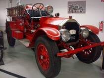 American La France, amerikanische Feuerwehr aus dem Jahr 1916 mit Kettenantrieb, 4-Zyl.Motor mit 9500ccm und 75PS, 80Km/h schnell, Autosammlung Steim in Schramberg, Aug.2010