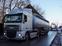 DAF-XF105.460 befindet sich mit einer Ladung Treibstoff kurz vor einem lgrohndler;101221