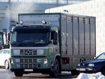 VOLVO mit Groviehtransportaufbau bahnt sich rckwrts seinen Weg zu den FIH-Stallungen;101221