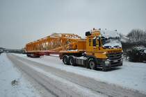 Mercedes Actros 3353, auf dem Rastplatz  Lehrter See   mit Kranausleger, am 17.12.2010.