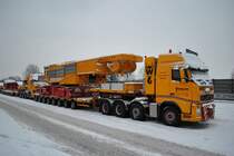 Volwo Schwerlastzugmaschine, mit Schwerlasttieflader, auf dem Rastplatz  Lehrter See , am 17.12.2010.