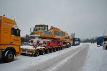 Raumpenkran auf Tiefattelauflieger auf der Autobahnraststtte  Lehrter See  , am 17.12.2010.