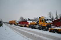 Mercedes Actros 3335, mit Raupenteil auf Schwerlasthnger, auf der A2, (Lehrter See), am 17.12.2010.