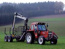 FIAT-680DTH ist mit leerem Forstanhnger unterwegs;101026