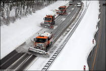 So weider ein paar Winterdienstaufnahmen aus dem Sauerland. Beginnen wir die Wintersaison mit einer Gestaffelten Schneerumung von Drolshagen komment in Richtung Ldenscheid. Im Bild MAN FE360A, ATEGO 1828  PALIFT und MAN 19.364. (19.12.2010)