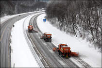 Gestaffelte Schneerumung von Drolshagen komment in Richtung Ldenscheid. Im Bild MAN FE360A, ATEGO 1828  PALIFT und MAN 19.364. (19.12.2010)