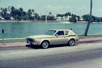 Mein Mietwagen, ein AMC Gremlin, der von 1970 - 1978 gebaut wurde, in Miami Beach im April 1975 (Dia gescannt)