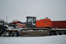 Raupenbagger auf Tieflader am 19.12.2010.