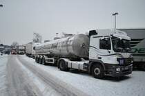 Mercedes Actros 1841 Tankzug auf dem Rastplatz  Lehrter See , am 19.12.2010.