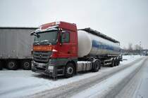 Mercedes Actros 1844, Tankzug, auf dem Rastplatz  Lehrter See , am 19.12.2010.