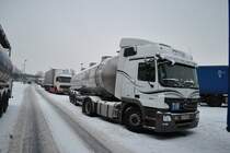 Mercedes Actros 1841, Tankzug auf dem Rastplatz  Lehrter See , am 19.12.2010.