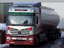 ACTROS mit Milchtankauflieger wartet auf die Entladung;101223