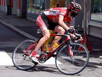 Radrennfahrer Nr144 bei der letzten Kurve vor der Zielgeraden;100530