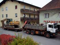 MAN 33.422 karrt auf dem Tiefladehnger Case968 zur nchsten Baustelle;101102