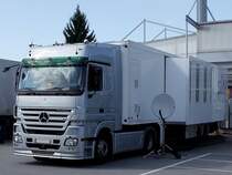 ACTROS-1855 V8; mit SKY-bertragungsauflieger  anlsslich eines Bundesligaspieles vor der Keine-Sorgen-Arena in Ried;100731