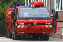 Ein Flughafenfeuerwehrauto in Berlin-Schnefeld am 17. August 2010