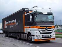 MB aus Tschechien mit Interliner-Auflieger fhrt Richtung A8 ;100817