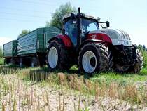 STEYR CVT-6180 wartet mit den beiden Anhngern auf die Befllung von Raps;100801