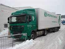 DAF-Sattelzug am 28.Dezember 2010 vor einem Supermarkt in Bergen/Rgen.