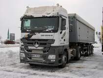 Mercedes-Kipper am 28.Dezember 2010 auf einem Parkplatz in Bergen/Rgen.
