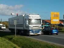 Am 22.Oktober 2010 war Dieser hollndische DAF Sattelzug auf der B96 bei Bergen/Rgen unterwegs.