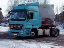 ACTROS-1844 bei einem Wendemanver mit Containertankauflieger;101229