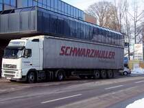 VOLVO FH-440 von HAMA-Trucks nimmt ein paar Liter Dieselkraftstoff um 1,239/ltr. zu sich;101229