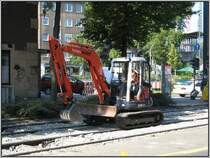 September 2007 wurden in Dsseldorf beim S-Bahn-Haltepunkt Bilk die Gleise der Straenbahn erneuert. Zum Einsatz kam auch dieser Kubota-Bagger zum Einsatz. (14.09.2007)