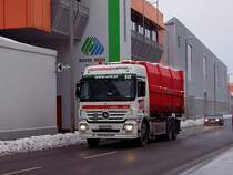 ACTROS-2544 eilt mit dem Abfallprecontainer zur Entsorgungsstelle;101228
