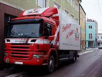 SCANIA_P380 mit Khlkastenaufbau eines EU-Groschlachthofes stellt Schweinehlften bei einer Metzgerei zu;101228