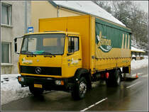 Mercedes Benz 1517 der Brauerei Simon aus Wiltz, mu wegen der Schneemassen auf dem Brgersteig auf der Strasse halten um seine Kunden zu beliefern. Wiltz 29.12.2010