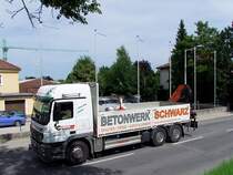 ACTROS-2646 ist mit einer Palette Betonformteile auf seiner Ladeflche zum Empfnger unterwegs;100820