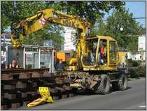 September 2007 wurden in Dsseldorf beim S-Bahn-Haltepunkt Bilk die Gleise der Straenbahn erneuert. Zum Einsatz kam dabei auch dieser Bagger von Orenstein und Koppel, der hier beim Aufeinanderstapeln von neuen Gleissegmenten hilft. (14.09.2008)