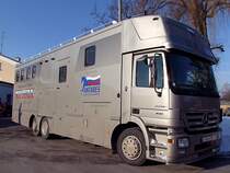 ACTROS-2544 mit Pferdetransportaufbau am Bahnhofsvorplatz in Ried;101229