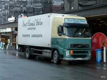 Volvo FH 12 mit Kastenaufbau in Visp am 30.12.2010