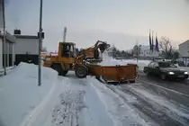 Ein Zeppelin LZ 6 Radlader, bel�dt am 20.12.2010 einen Container mit Schnee.